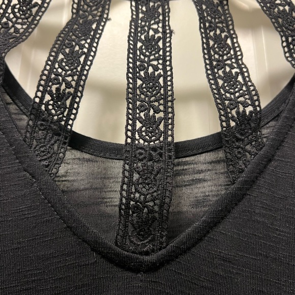 Pre-LOVED. Lane Bryant lightweight flowy top. Lace back detail. EUC. Size 14/16. - Picture 3 of 6